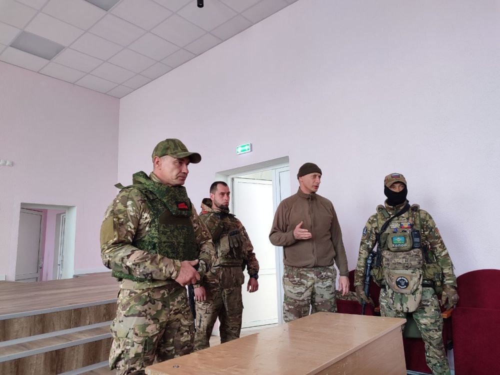 Встреча с героями. В рамках проекта «Старший брат» Партии «Единая Россия» для учащихся Школы №4 города Докучаевска прошла встреча с участниками СВО Встреча с героями. В рамках проекта «Старший брат» Партии «Единая Россия» для учащихся Школы №4 города Докучаевска прошла встреча с участниками СВО