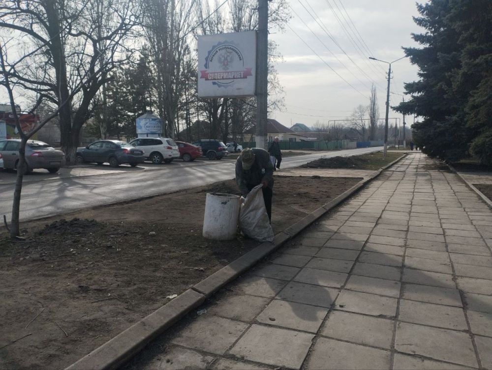 Ждановцы вышли на уборку города Ждановцы вышли на уборку города