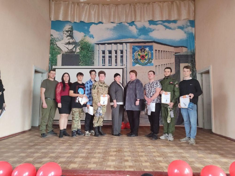 Руководитель рабочей группы Якутии наградил студентов Докучаевска Руководитель рабочей группы Якутии наградил студентов Докучаевска