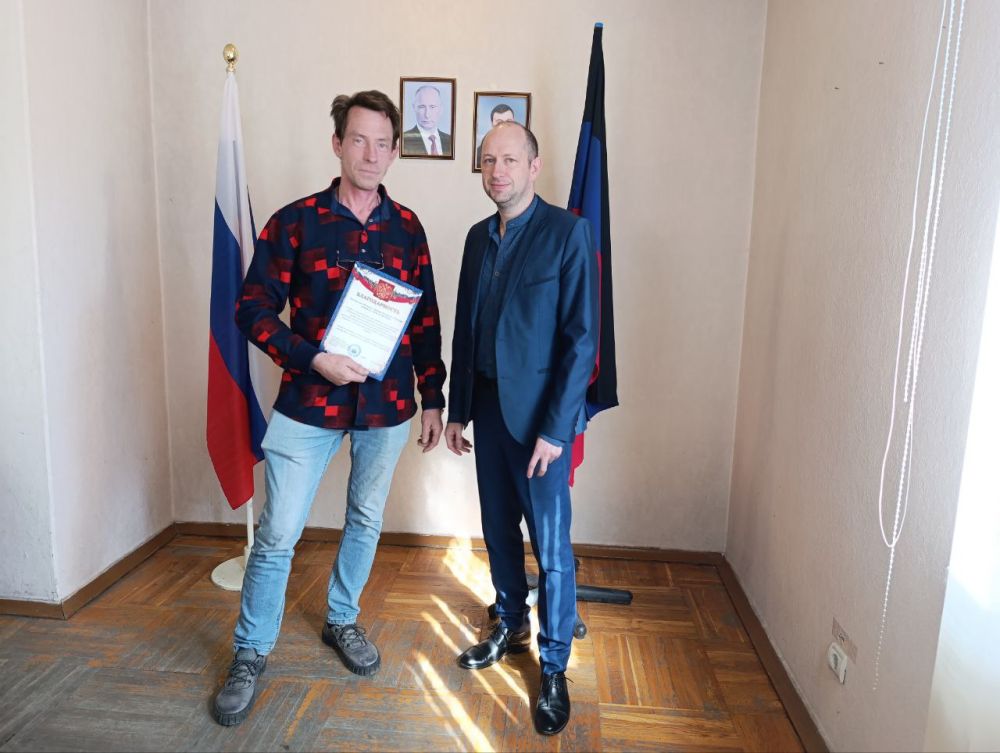 В преддверии профессионального праздника - Дня работников жилищно-коммунального хозяйства, управляющий делами Управы Ленинского внутригородского района Администрации городского округа Донецк Ольга Зайцева и начальник отдела... В преддверии профессионального праздника - Дня работников жилищно-коммунального хозяйства, управляющий делами Управы Ленинского внутригородского района Администрации городского округа Донецк Ольга Зайцева и начальник отдела...