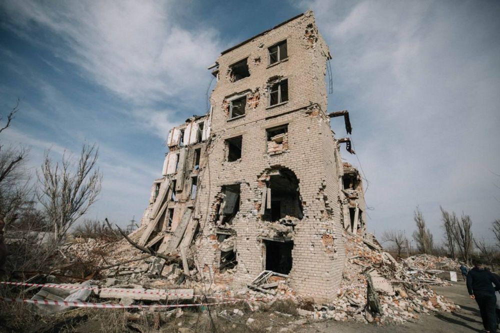 В Мариуполе открыли мемориальную доску героям СВО В Мариуполе открыли мемориальную доску героям СВО