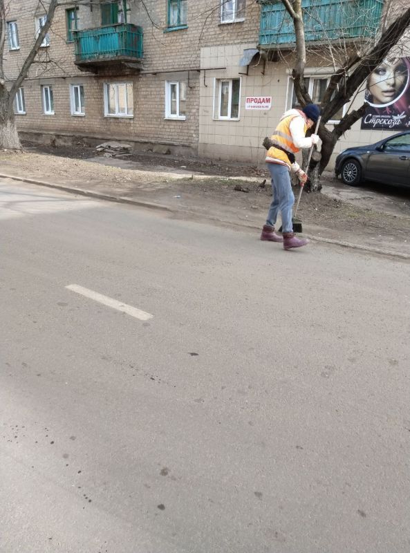 В городском округе Иловайск МУП БИОН произвел работы по уборке территории, очистке тротуаров и прибордюрного камня от смета В городском округе Иловайск МУП БИОН произвел работы по уборке территории, очистке тротуаров и прибордюрного камня от смета