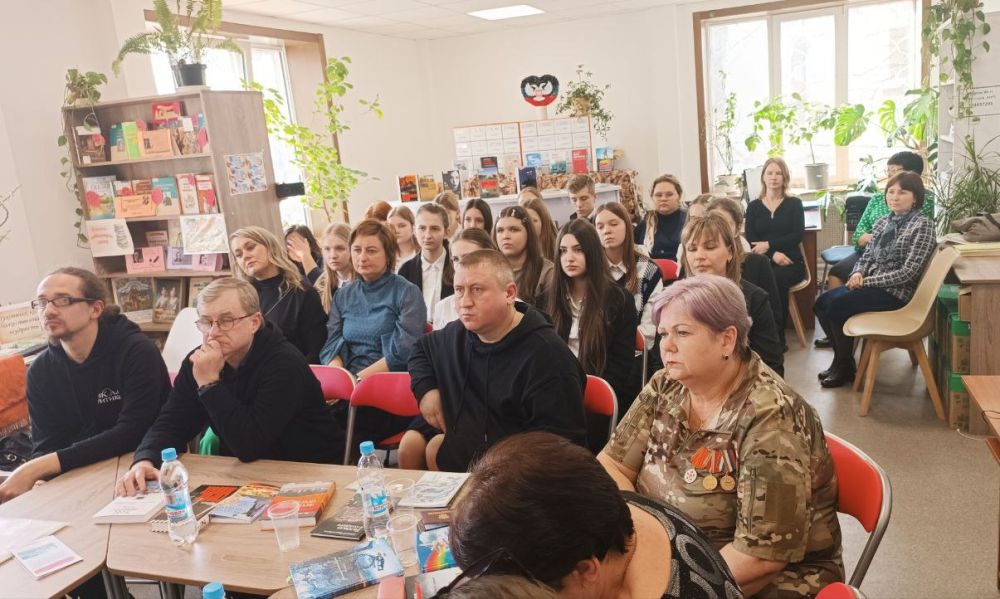 В Снежном состоялась встреча детей с делегацией Союза писателей России В Снежном состоялась встреча детей с делегацией Союза писателей России