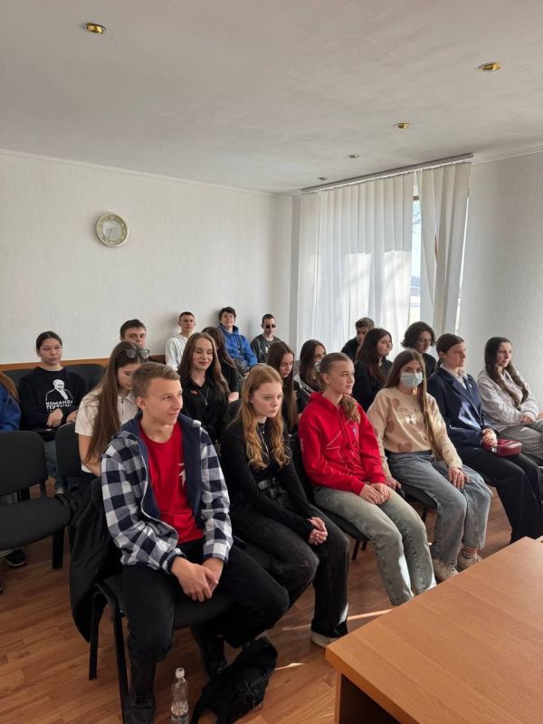 Сегодня, 14 марта, Врип Главы муниципального образования городской округ Торез Артёма Чесноков Артем Валериевич совместно с представителями Торезского городского совета провели встречу с молодежью города Сегодня, 14 марта, Врип Главы муниципального образования городской округ Торез Артёма Чесноков Артем Валериевич совместно с представителями Торезского городского совета провели встречу с молодежью города