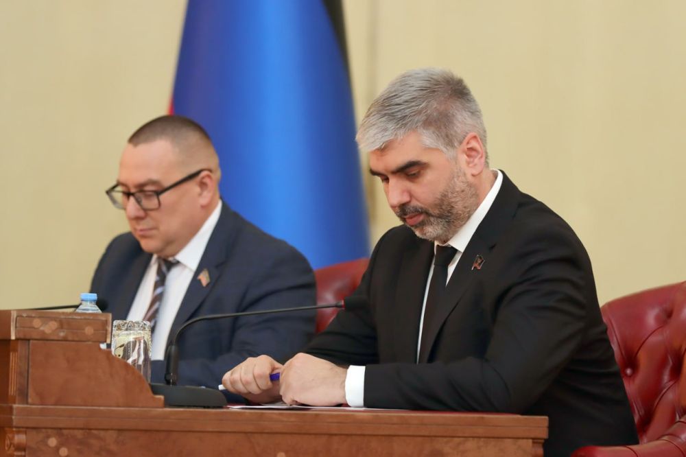Сегодня на «правительственном часе» в Народном Совете ДНР выступил министр строительства, архитектуры и жилищно-коммунального хозяйства Донецкой Народной Республики Владимир Дубовка Сегодня на «правительственном часе» в Народном Совете ДНР выступил министр строительства, архитектуры и жилищно-коммунального хозяйства Донецкой Народной Республики Владимир Дубовка