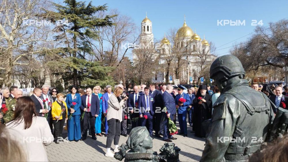 В центре Симферополя возложили цветы к памятнику Вежливым людям В центре Симферополя возложили цветы к памятнику Вежливым людям