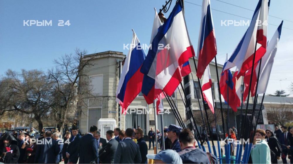 В центре Симферополя возложили цветы к памятнику Вежливым людям В центре Симферополя возложили цветы к памятнику Вежливым людям