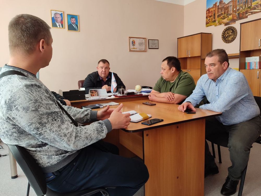 Рабочая встреча. В городском округе Иловайск состоялась встреча руководителей Ассоциации председателей советов многоквартирных домов ДНР с главой муниципального образования городской округ Иловайск Зубовым Денисом... Рабочая встреча. В городском округе Иловайск состоялась встреча руководителей Ассоциации председателей советов многоквартирных домов ДНР с главой муниципального образования городской округ Иловайск Зубовым Денисом...