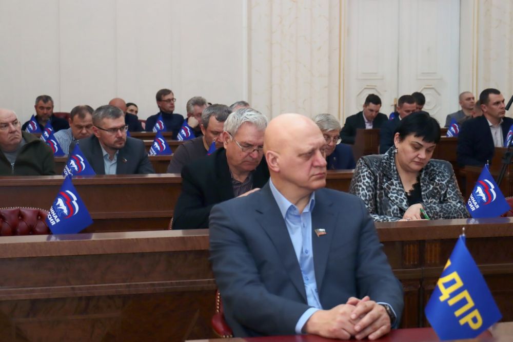 Сегодня на «правительственном часе» в Народном Совете ДНР выступил министр строительства, архитектуры и жилищно-коммунального хозяйства Донецкой Народной Республики Владимир Дубовка Сегодня на «правительственном часе» в Народном Совете ДНР выступил министр строительства, архитектуры и жилищно-коммунального хозяйства Донецкой Народной Республики Владимир Дубовка