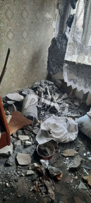 Иван Приходько: Последствия прямого попадания снаряда украинских террористов в квартиру одного из домов в центре Горловки Иван Приходько: Последствия прямого попадания снаряда украинских террористов в квартиру одного из домов в центре Горловки