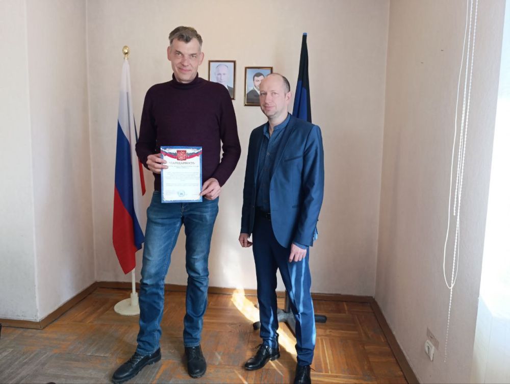 В преддверии профессионального праздника - Дня работников жилищно-коммунального хозяйства, управляющий делами Управы Ленинского внутригородского района Администрации городского округа Донецк Ольга Зайцева и начальник отдела... В преддверии профессионального праздника - Дня работников жилищно-коммунального хозяйства, управляющий делами Управы Ленинского внутригородского района Администрации городского округа Донецк Ольга Зайцева и начальник отдела...