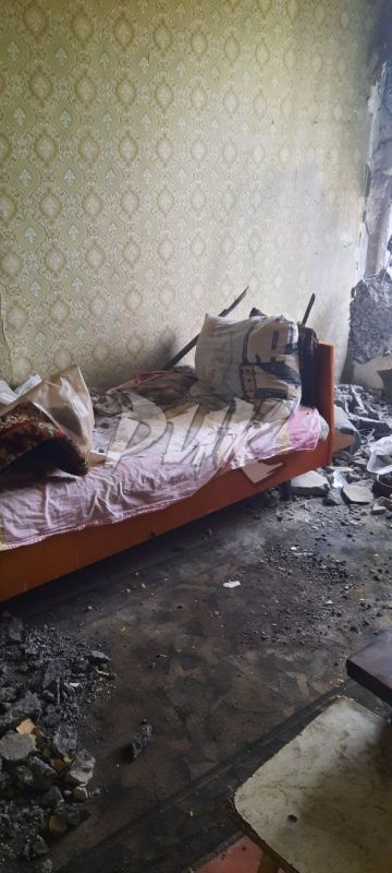 Иван Приходько: Последствия прямого попадания снаряда украинских террористов в квартиру одного из домов в центре Горловки Иван Приходько: Последствия прямого попадания снаряда украинских террористов в квартиру одного из домов в центре Горловки