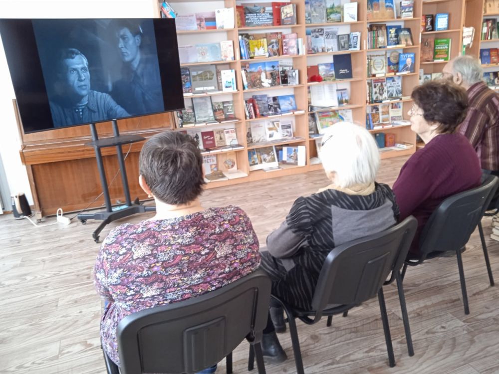 В читальном зале Центральной городской библиотеки продолжается кинопоказ художественных фильмов посвященных 80 -летию Великой Победы В читальном зале Центральной городской библиотеки продолжается кинопоказ художественных фильмов посвященных 80 -летию Великой Победы