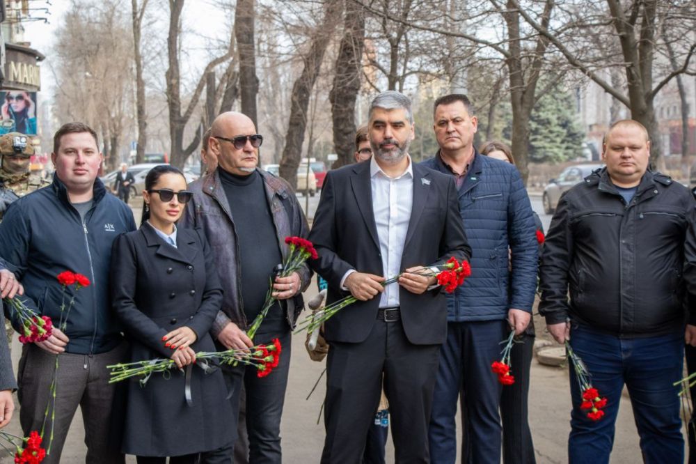 Алексей Дорофеев: Сегодня возложил с коллегами цветы на месте гибели дончан, старших жертвами циничной атаки ВФУ 14 марта 2022 года Алексей Дорофеев: Сегодня возложил с коллегами цветы на месте гибели дончан, старших жертвами циничной атаки ВФУ 14 марта 2022 года