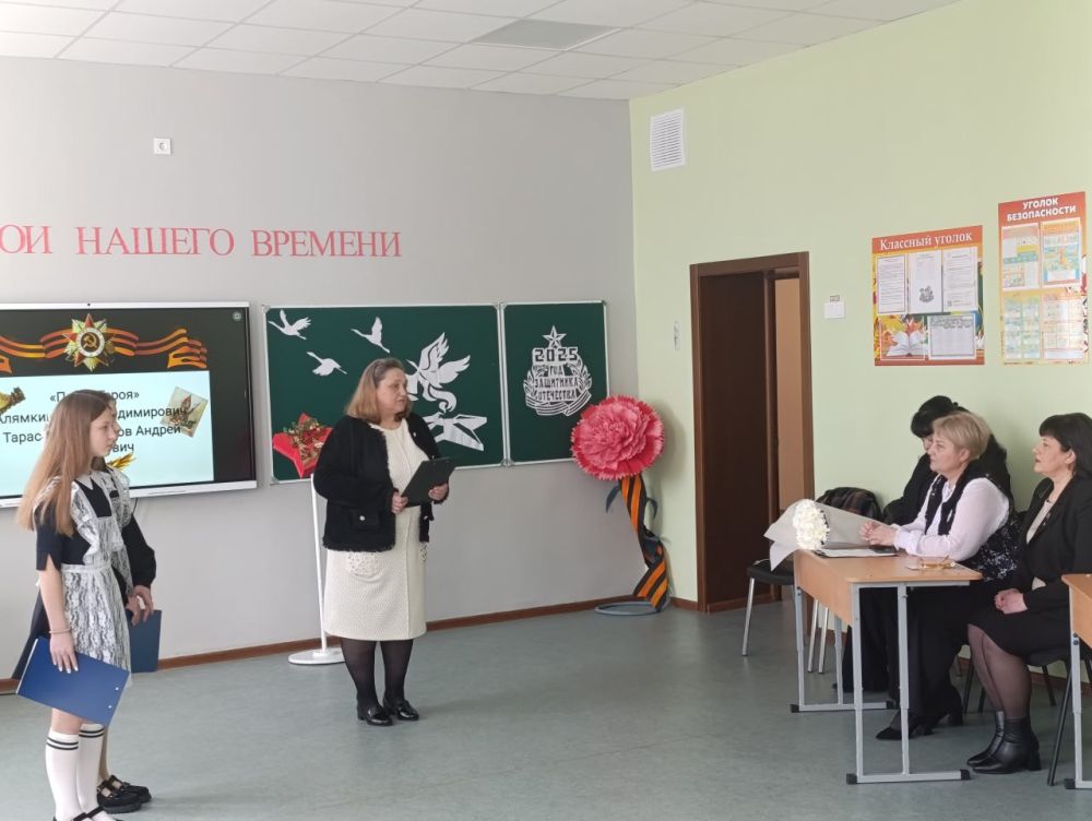В Снежном открыли «Парту Героя» в школе № 15 В Снежном открыли «Парту Героя» в школе № 15