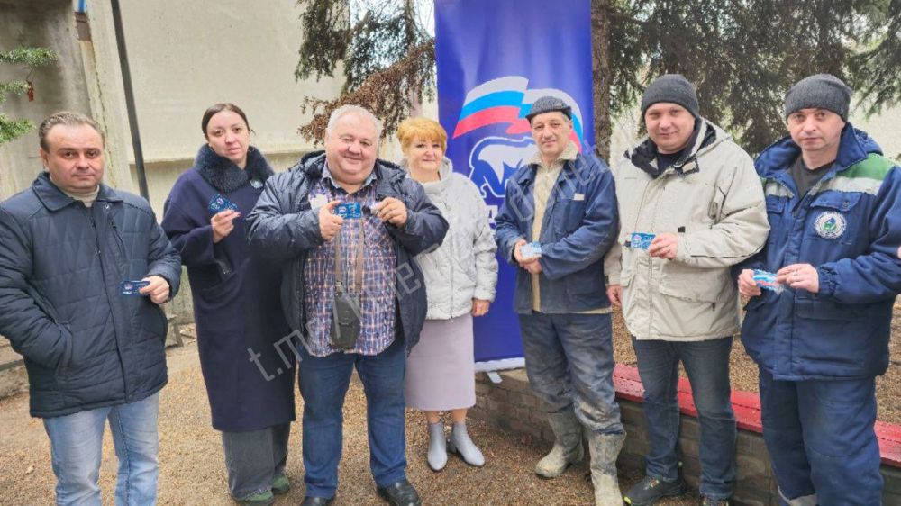 «Вручение членских билетов!» «Вручение членских билетов!»