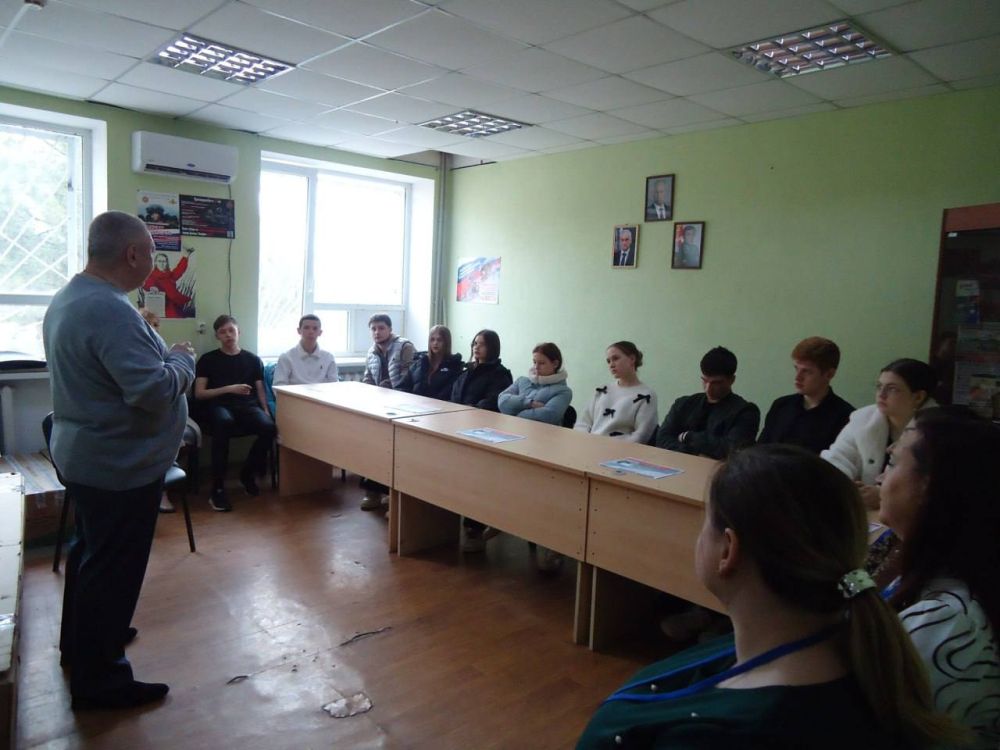 В рамках празднования Года Защитника Отечества, ГБУ «Першотравневый РЦЗ» организовал профориентационный урок под названием «Есть такая профессия — Родину защищать» В рамках празднования Года Защитника Отечества, ГБУ «Першотравневый РЦЗ» организовал профориентационный урок под названием «Есть такая профессия — Родину защищать»
