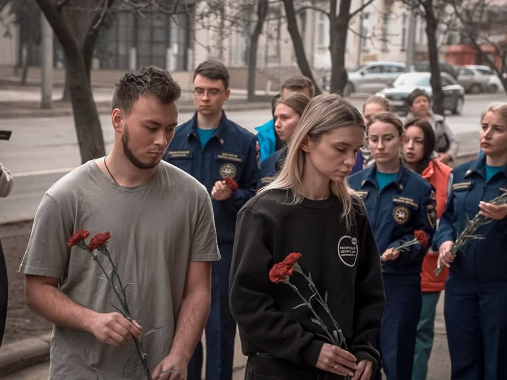 Молодёжь Донбасса возложила цветы к месту трагедии в Донецке Молодёжь Донбасса возложила цветы к месту трагедии в Донецке