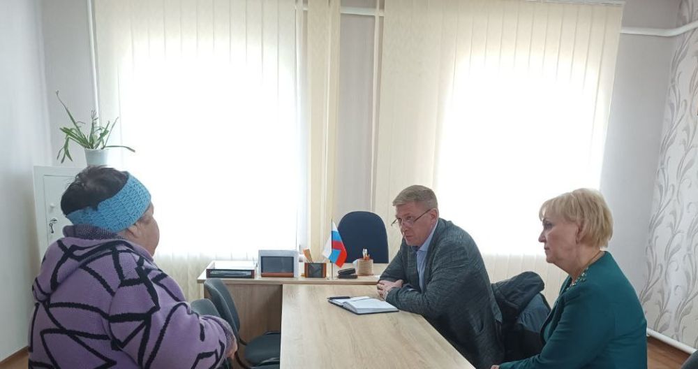 Сегодня провел выездной прием граждан в селе Заря Сегодня провел выездной прием граждан в селе Заря