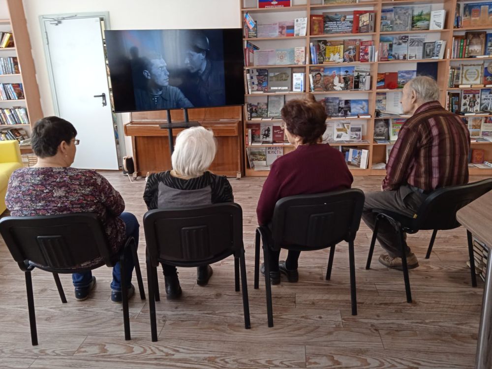 В читальном зале Центральной городской библиотеки продолжается кинопоказ художественных фильмов посвященных 80 -летию Великой Победы В читальном зале Центральной городской библиотеки продолжается кинопоказ художественных фильмов посвященных 80 -летию Великой Победы