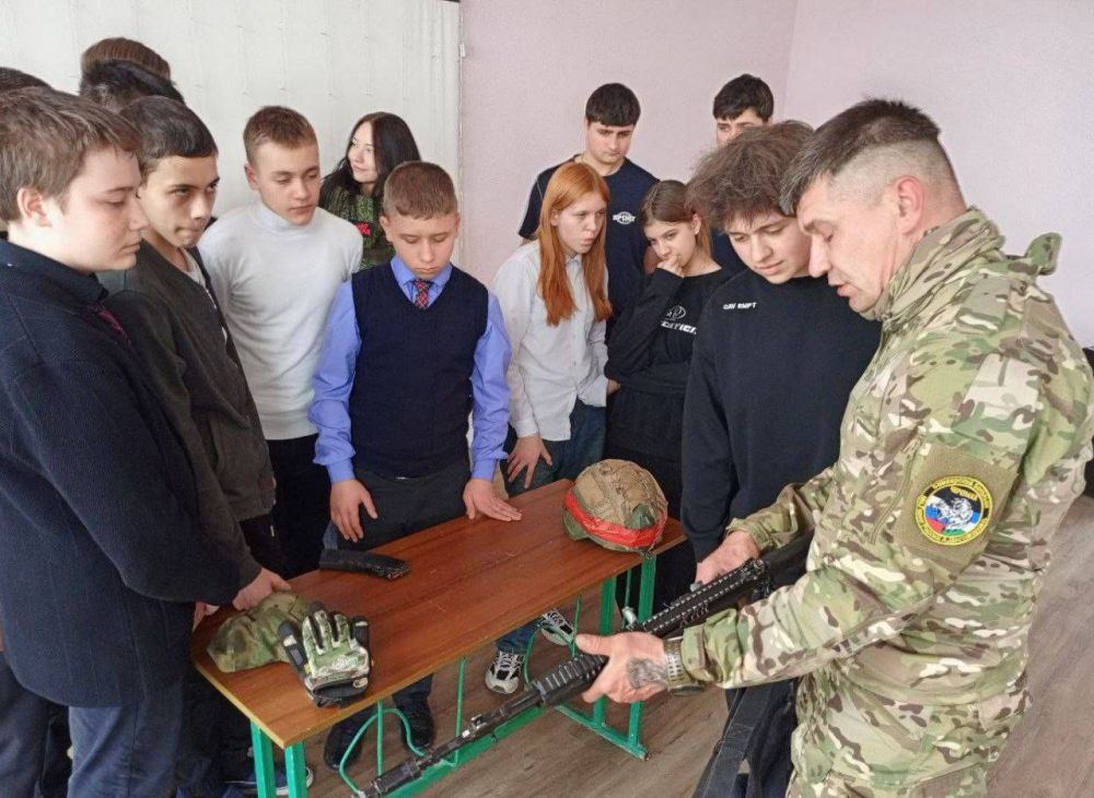Встреча с героями. В рамках проекта «Старший брат» Партии «Единая Россия» для учащихся Школы №4 города Докучаевска прошла встреча с участниками СВО Встреча с героями. В рамках проекта «Старший брат» Партии «Единая Россия» для учащихся Школы №4 города Докучаевска прошла встреча с участниками СВО