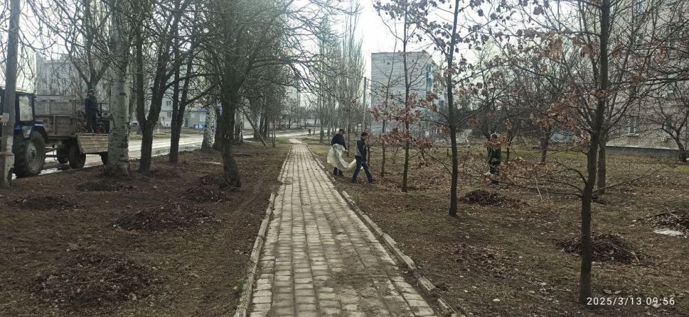 Александр Качанов: В целях поддержания чистоты и благоустройства территории городского округа Докучаевск работники МУП «Прометей» и «Таировское» проводят работы по побелке бордюр,расчистке обочин дорог и тротуаров от мусора... Александр Качанов: В целях поддержания чистоты и благоустройства территории городского округа Докучаевск работники МУП «Прометей» и «Таировское» проводят работы по побелке бордюр,расчистке обочин дорог и тротуаров от мусора...