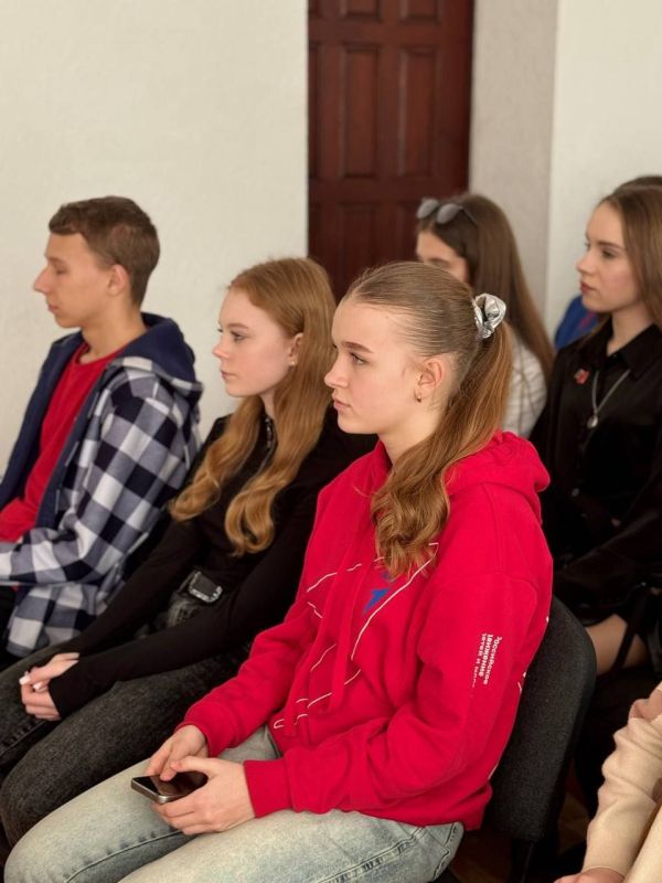 Сегодня, 14 марта, Врип Главы муниципального образования городской округ Торез Артёма Чесноков Артем Валериевич совместно с представителями Торезского городского совета провели встречу с молодежью города Сегодня, 14 марта, Врип Главы муниципального образования городской округ Торез Артёма Чесноков Артем Валериевич совместно с представителями Торезского городского совета провели встречу с молодежью города