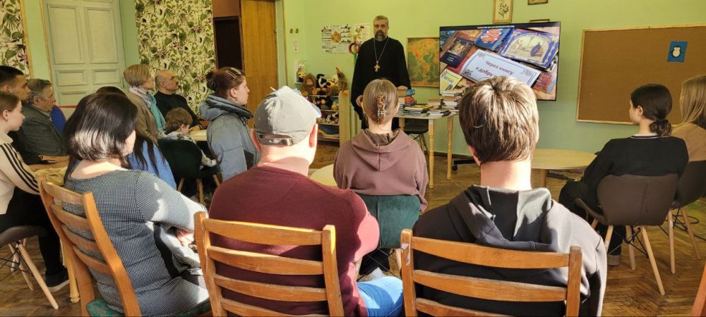 14 марта в МБУ "Златоустовский ЦНТ" состоялась встреча, приуроченная ко Дню православной книги, с настоятелем храма Иоанна Златоуста - Отцом Сергием 14 марта в МБУ "Златоустовский ЦНТ" состоялась встреча, приуроченная ко Дню православной книги, с настоятелем храма Иоанна Златоуста - Отцом Сергием