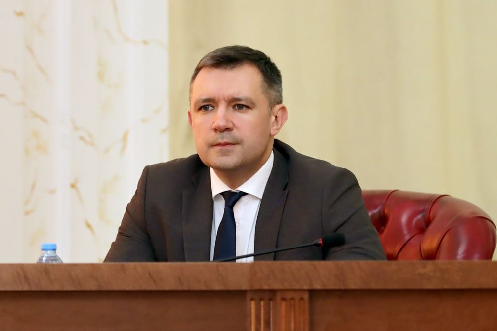 Сегодня на «правительственном часе» в Народном Совете ДНР выступил министр строительства, архитектуры и жилищно-коммунального хозяйства Донецкой Народной Республики Владимир Дубовка Сегодня на «правительственном часе» в Народном Совете ДНР выступил министр строительства, архитектуры и жилищно-коммунального хозяйства Донецкой Народной Республики Владимир Дубовка