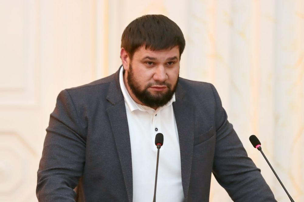 Сегодня на «правительственном часе» в Народном Совете ДНР выступил министр строительства, архитектуры и жилищно-коммунального хозяйства Донецкой Народной Республики Владимир Дубовка Сегодня на «правительственном часе» в Народном Совете ДНР выступил министр строительства, архитектуры и жилищно-коммунального хозяйства Донецкой Народной Республики Владимир Дубовка