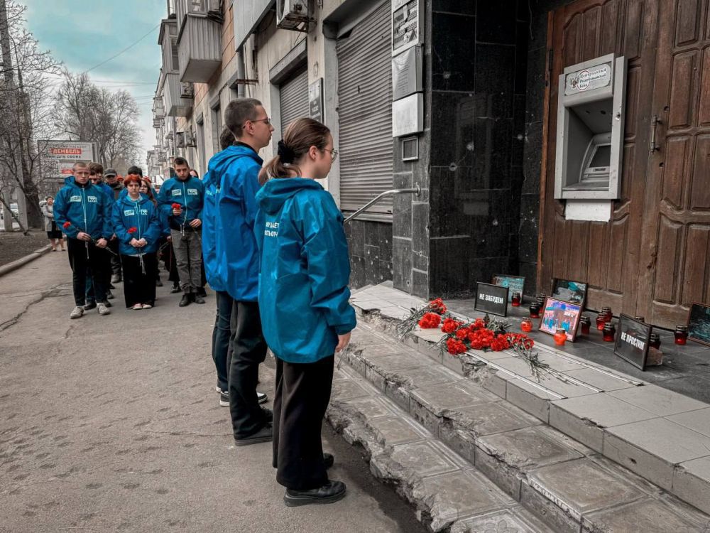 Молодёжь Донбасса и депутаты Народного Совета возложили цветы к месту трагедии в Донецке в 2022 году Молодёжь Донбасса и депутаты Народного Совета возложили цветы к месту трагедии в Донецке в 2022 году