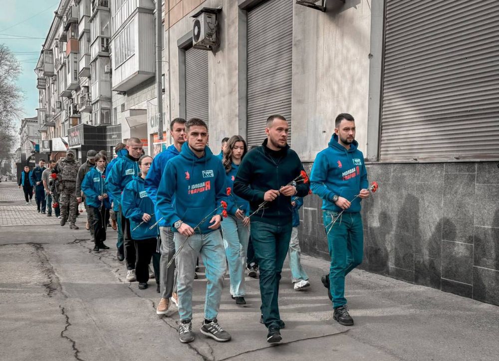 Молодёжь Донбасса и депутаты Народного Совета возложили цветы к месту трагедии в Донецке в 2022 году Молодёжь Донбасса и депутаты Народного Совета возложили цветы к месту трагедии в Донецке в 2022 году