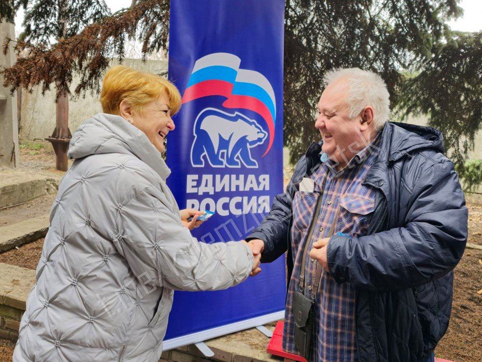 «Вручение членских билетов!» «Вручение членских билетов!»