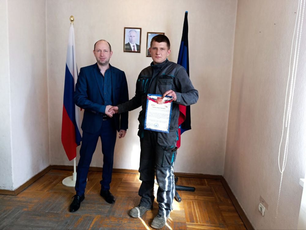 В преддверии профессионального праздника - Дня работников жилищно-коммунального хозяйства, управляющий делами Управы Ленинского внутригородского района Администрации городского округа Донецк Ольга Зайцева и начальник отдела... В преддверии профессионального праздника - Дня работников жилищно-коммунального хозяйства, управляющий делами Управы Ленинского внутригородского района Администрации городского округа Донецк Ольга Зайцева и начальник отдела...