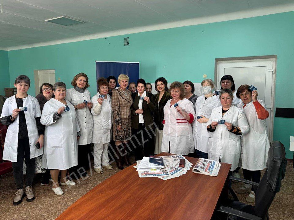«Вручение членских билетов!» «Вручение членских билетов!»