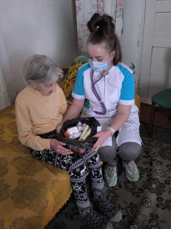 Медработники Тельмановской больницы помогают ветеранам ВОВ Врач Тельмановской... Медработники Тельмановской больницы помогают ветеранам ВОВ Врач Тельмановской...