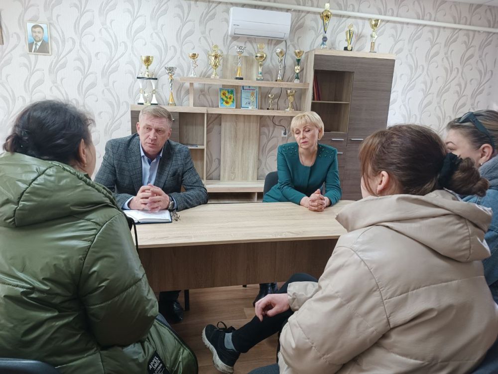 Сегодня провел выездной прием граждан в селе Заря Сегодня провел выездной прием граждан в селе Заря