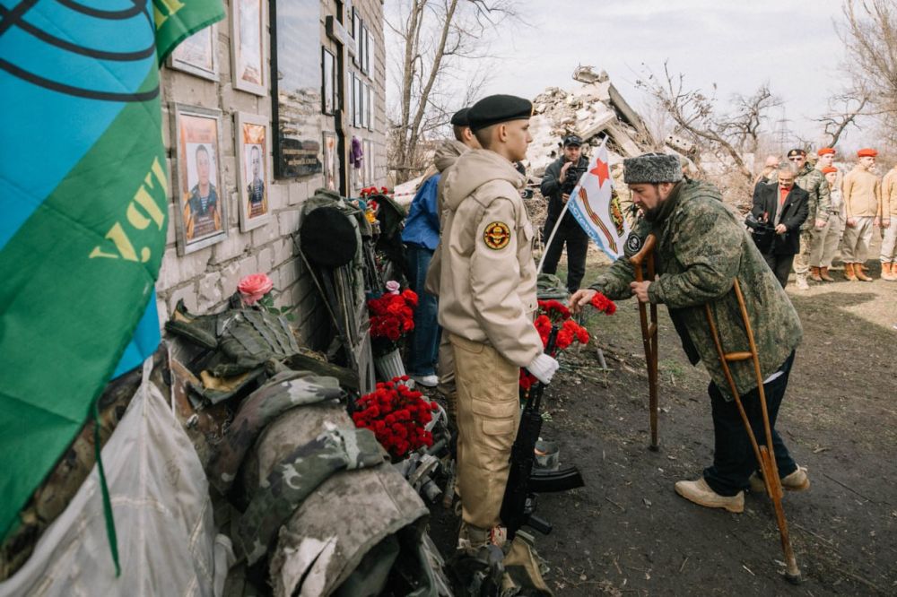 Олег Моргун: Вместе с почётными гостями, родственниками погибших бойцов СВО и представителями общественных организаций открыли мемориальную доску героям, павшим при обороне дома по улице Гравёрной, 2 Олег Моргун: Вместе с почётными гостями, родственниками погибших бойцов СВО и представителями общественных организаций открыли мемориальную доску героям, павшим при обороне дома по улице Гравёрной, 2