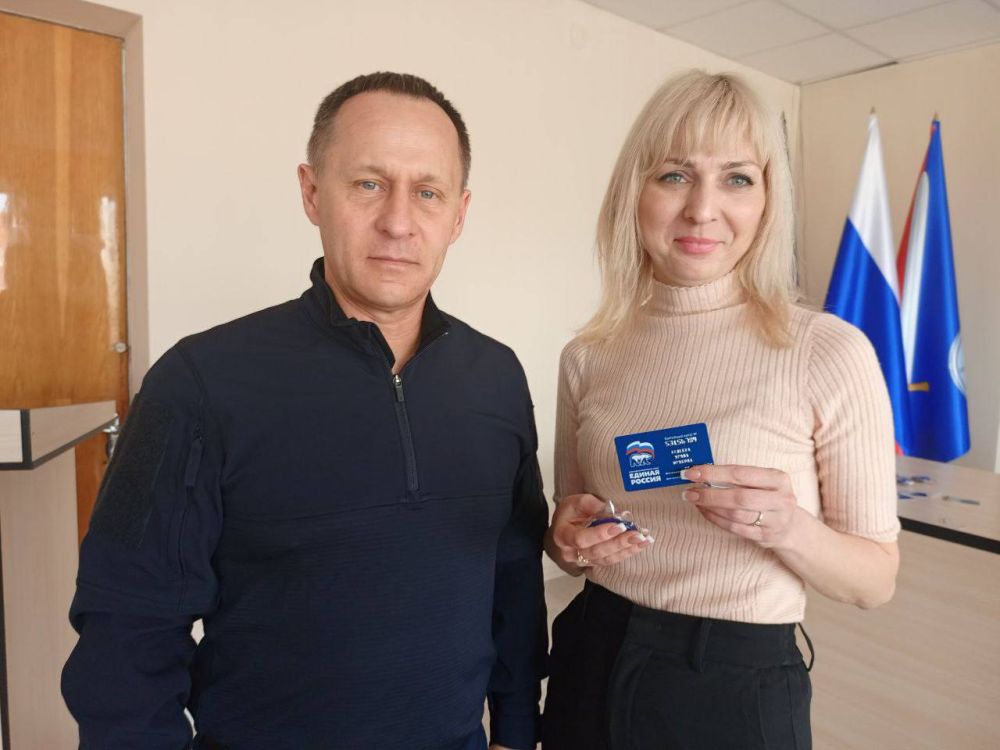 13 марта 2025 года в Ясиноватой состоялось торжественное вручение членских билетов сотрудникам администрации Ясиноватского муниципального округа, вступившим в ряды Всероссийской Политической Партии 'ЕДИНАЯ РОССИЯ' 13 марта 2025 года в Ясиноватой состоялось торжественное вручение членских билетов сотрудникам администрации Ясиноватского муниципального округа, вступившим в ряды Всероссийской Политической Партии 'ЕДИНАЯ РОССИЯ'