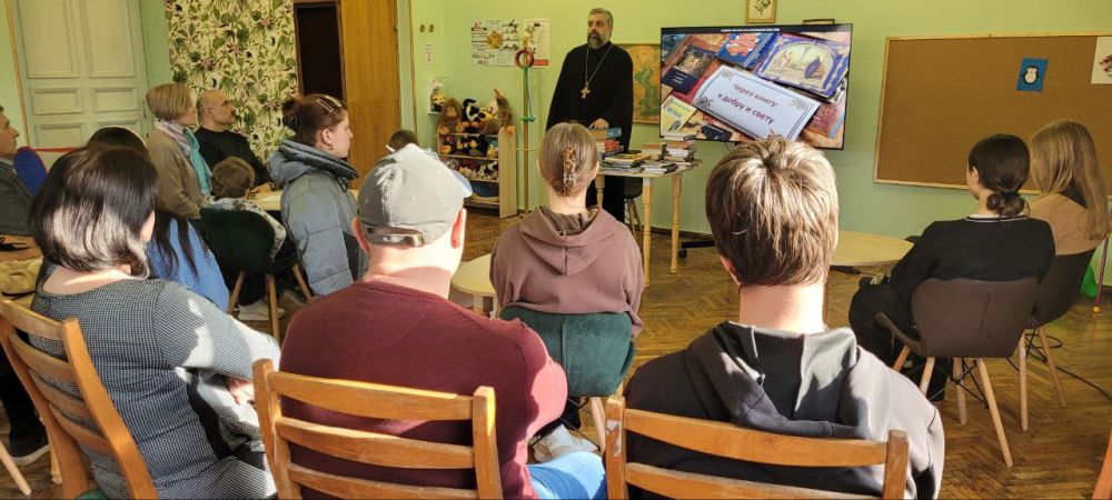 14 марта в МБУ "Златоустовский ЦНТ" состоялась встреча, приуроченная ко Дню православной книги, с настоятелем храма Иоанна Златоуста - Отцом Сергием 14 марта в МБУ "Златоустовский ЦНТ" состоялась встреча, приуроченная ко Дню православной книги, с настоятелем храма Иоанна Златоуста - Отцом Сергием