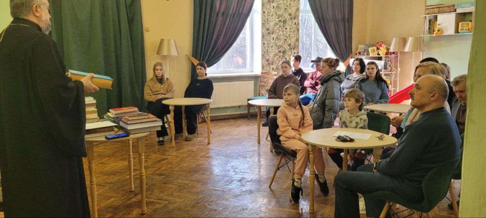 14 марта в МБУ "Златоустовский ЦНТ" состоялась встреча, приуроченная ко Дню православной книги, с настоятелем храма Иоанна Златоуста - Отцом Сергием 14 марта в МБУ "Златоустовский ЦНТ" состоялась встреча, приуроченная ко Дню православной книги, с настоятелем храма Иоанна Златоуста - Отцом Сергием