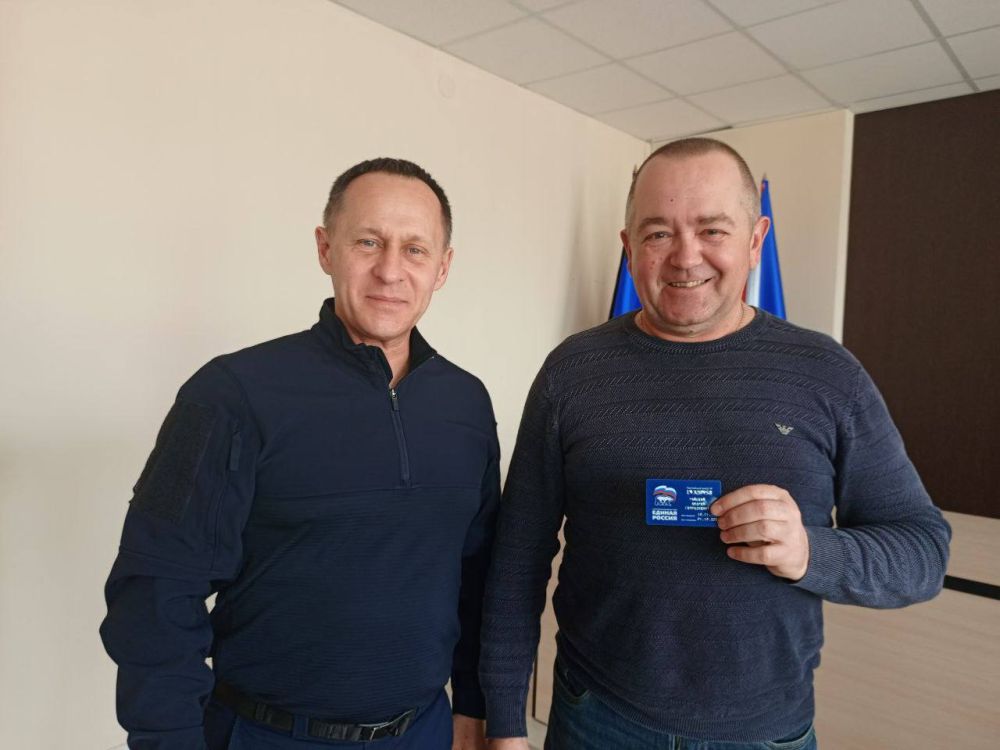 13 марта 2025 года в Ясиноватой состоялось торжественное вручение членских билетов сотрудникам администрации Ясиноватского муниципального округа, вступившим в ряды Всероссийской Политической Партии 'ЕДИНАЯ РОССИЯ' 13 марта 2025 года в Ясиноватой состоялось торжественное вручение членских билетов сотрудникам администрации Ясиноватского муниципального округа, вступившим в ряды Всероссийской Политической Партии 'ЕДИНАЯ РОССИЯ'