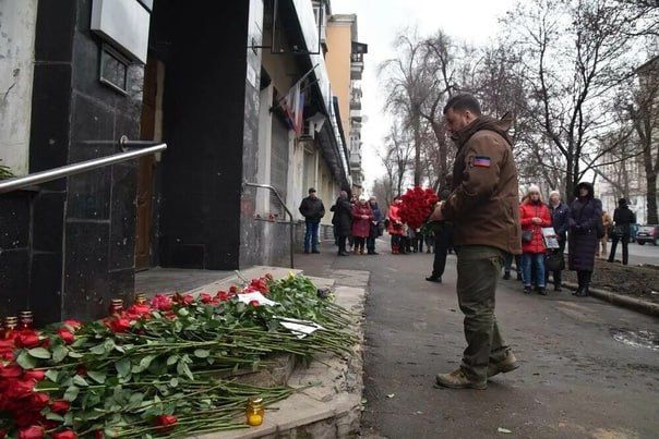 В этот день 14 марта 2022 года украинские нацисты совершили беспрецедентное военное преступление - нанесли удар баллистической ракетой «Точка У 9М79-1» по центру столицы ДНР Донецку В этот день 14 марта 2022 года украинские нацисты совершили беспрецедентное военное преступление - нанесли удар баллистической ракетой «Точка У 9М79-1» по центру столицы ДНР Донецку