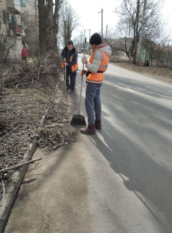 В городском округе Иловайск МУП БИОН произвел работы по уборке территории, очистке тротуаров и прибордюрного камня от смета В городском округе Иловайск МУП БИОН произвел работы по уборке территории, очистке тротуаров и прибордюрного камня от смета