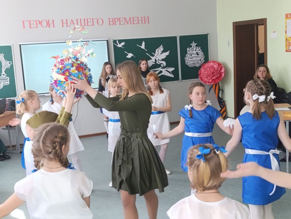 В Снежном открыли «Парту Героя» в школе № 15 В Снежном открыли «Парту Героя» в школе № 15