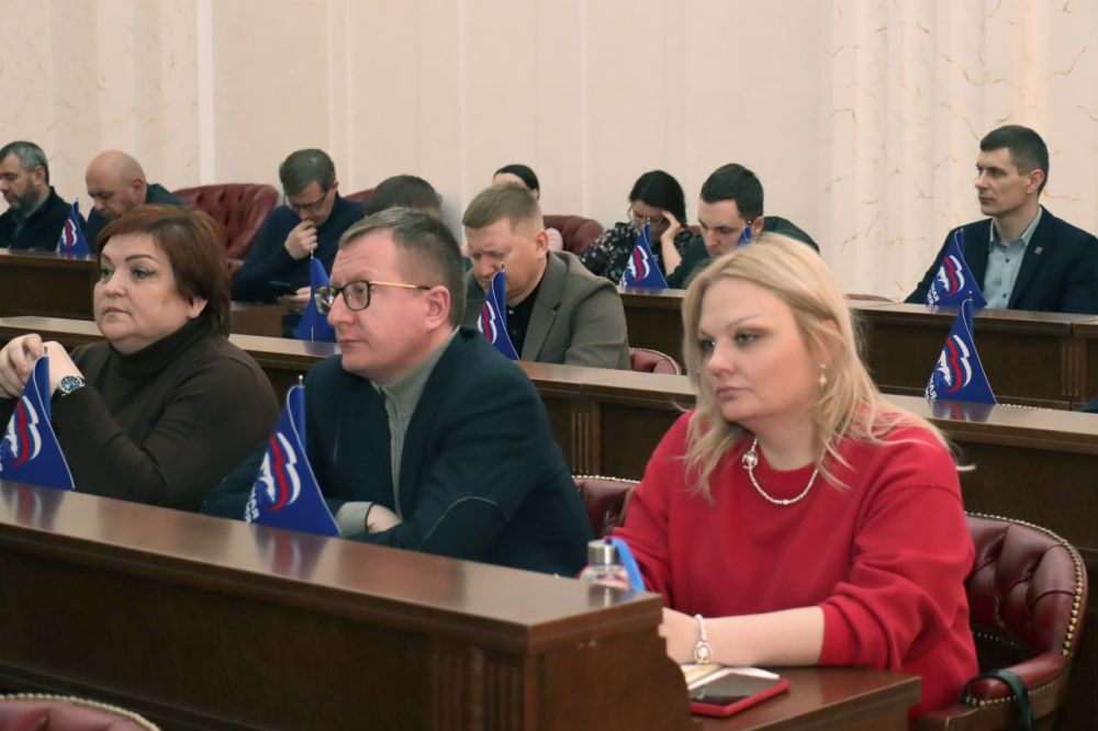 Сегодня на «правительственном часе» в Народном Совете ДНР выступил министр строительства, архитектуры и жилищно-коммунального хозяйства Донецкой Народной Республики Владимир Дубовка Сегодня на «правительственном часе» в Народном Совете ДНР выступил министр строительства, архитектуры и жилищно-коммунального хозяйства Донецкой Народной Республики Владимир Дубовка