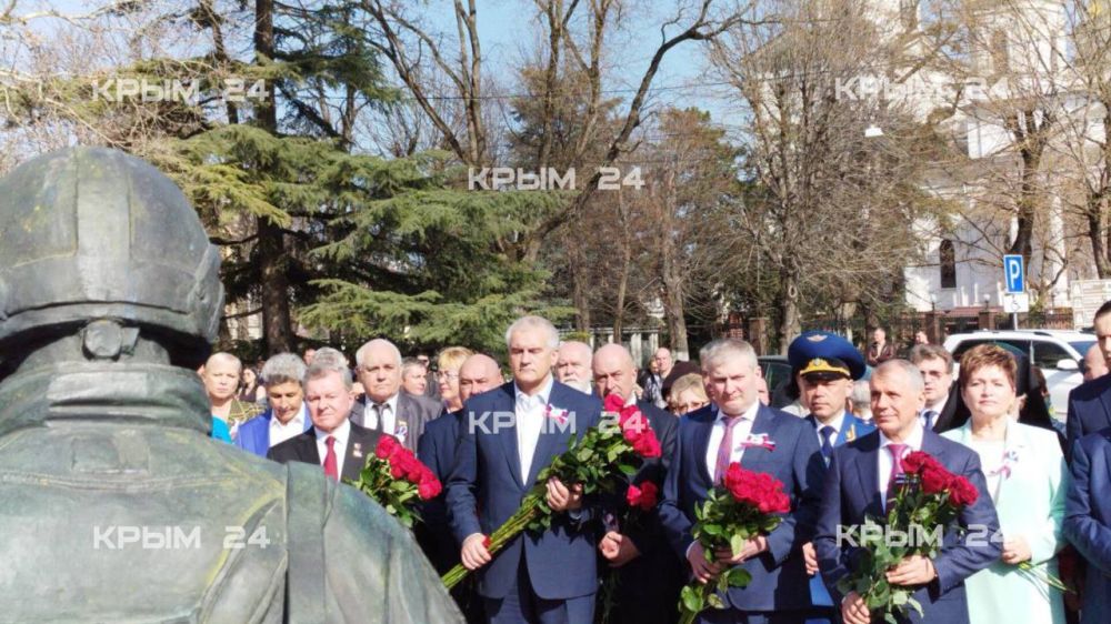 В центре Симферополя возложили цветы к памятнику Вежливым людям В центре Симферополя возложили цветы к памятнику Вежливым людям