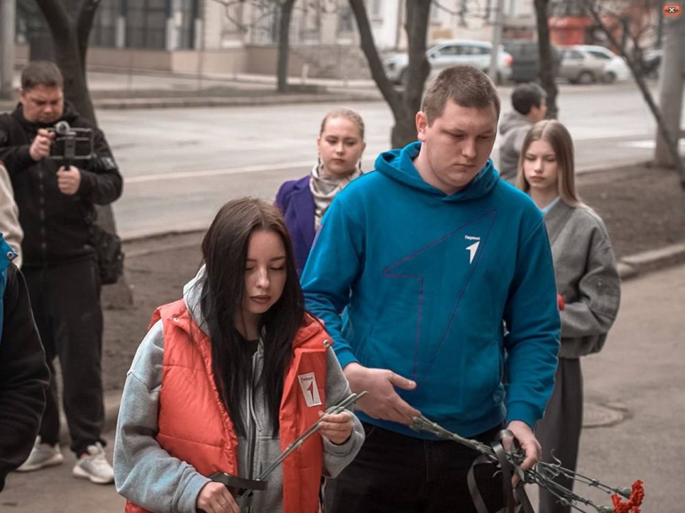 Молодёжь Донбасса возложила цветы к месту трагедии в Донецке Молодёжь Донбасса возложила цветы к месту трагедии в Донецке