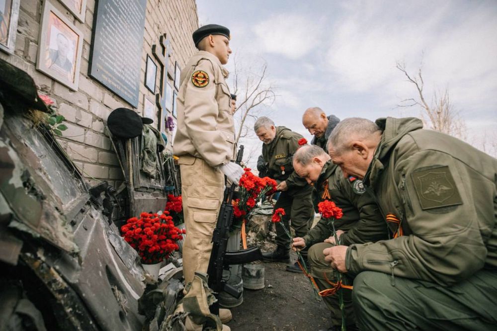 В Мариуполе открыли мемориальную доску героям СВО В Мариуполе открыли мемориальную доску героям СВО