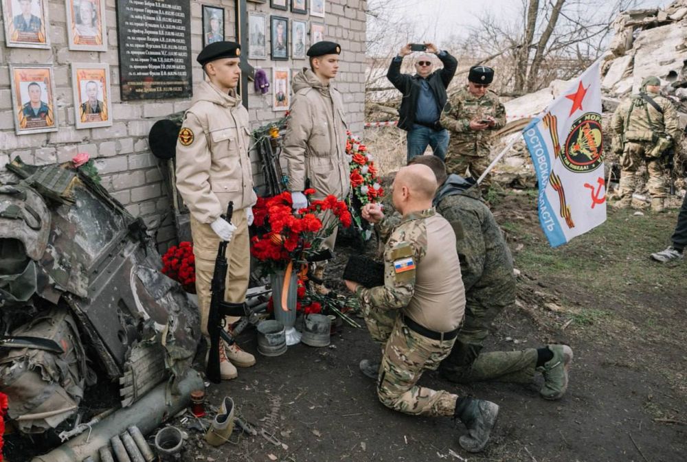В Мариуполе открыли мемориальную доску героям СВО В Мариуполе открыли мемориальную доску героям СВО